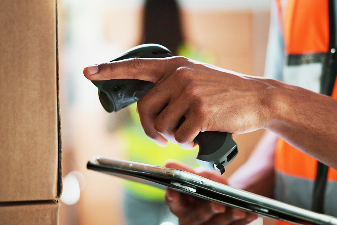 Lettore codici a barre collegato a software gestionale per la tracciabilità di magazzino