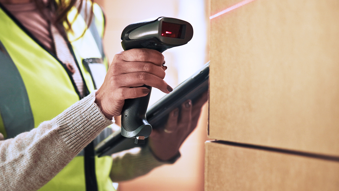 Operatore di magazzino utilizza scanner ottico per la lettura dei codici a barre