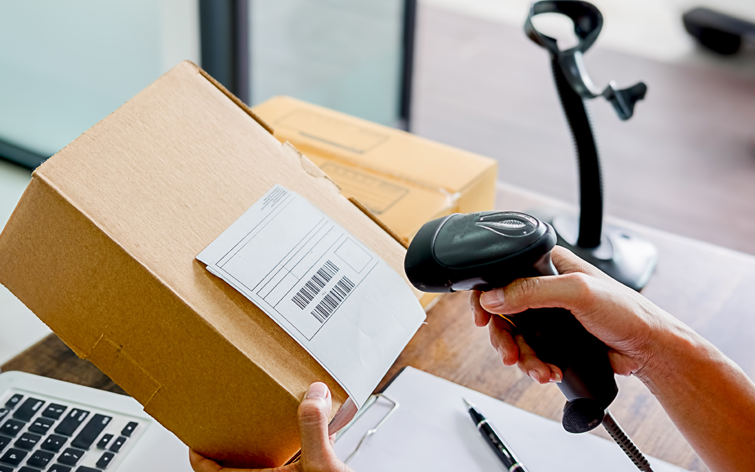 Scansione con lettore barcode e tablet per il controllo delle merci in arrivo