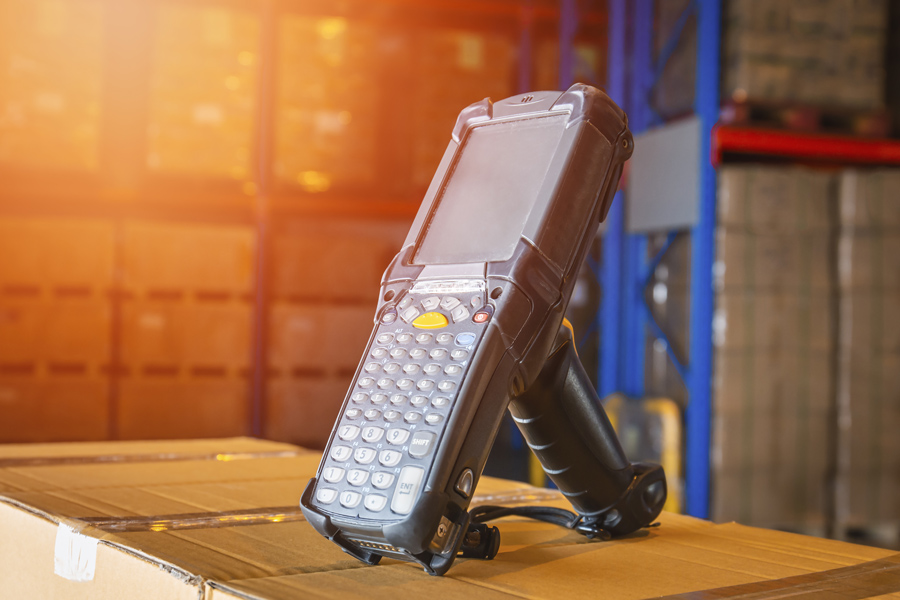 Palmare industriale rugged con impugnatura a pistola per scansione barcode in magazzino